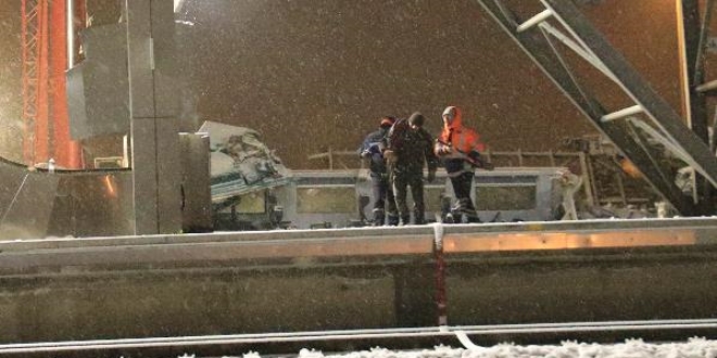 Tren kazasında enkaz kaldırma çalışması sürüyor