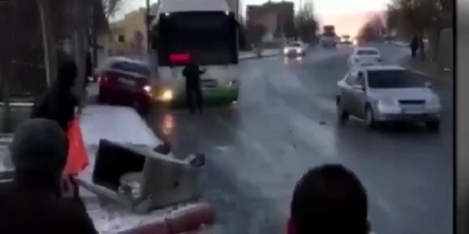 Otob�s�n alt�nda kalmaktan son anda b�yle kurtuldu