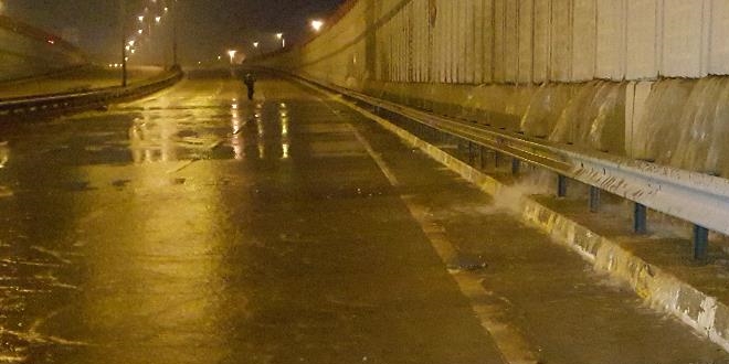 Düzce'de ana su borusu patladı D-100 trafiğe kapandı