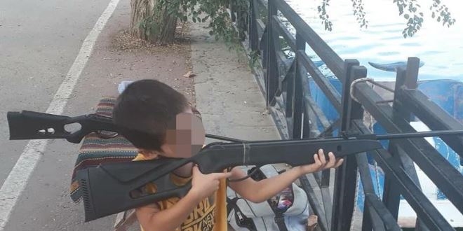 Tabancayla oynarken babas�n� �ld�ren �ocu�un t�fekli foto�raf� ortaya ��kt�