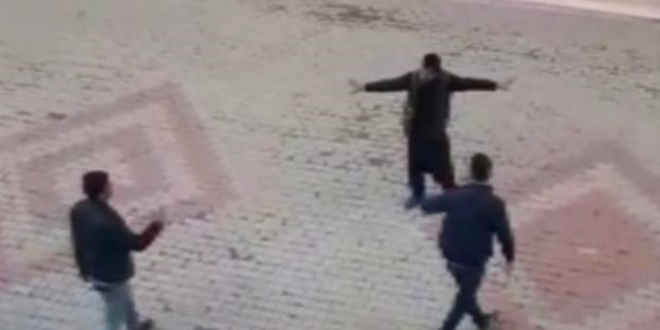 Borcunu alamadığını iddia ederek av tüfeğiyle siteyi bastı