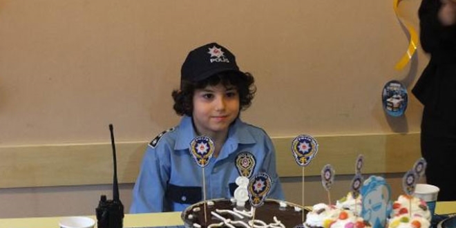 Polisten Küçük Ali'ye doğum günü sürprizi