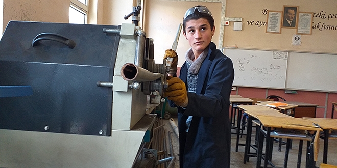 Öğrenciler kale direği üretip okullara gönderiyor
