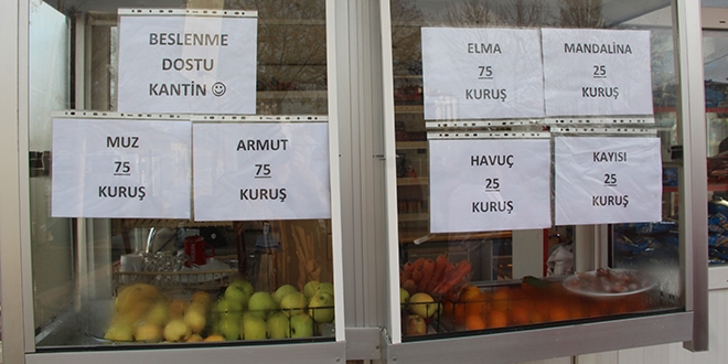 Okul kantininde meyve satışı