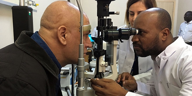 Afrikalı göz doktorlarına Türkiye'de eğitim