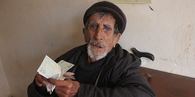 Maa�� �al�nan H�seyin dedeyi sevin�ten a�latan yard�m