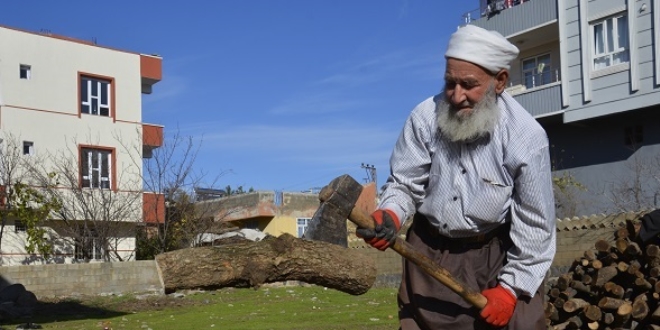 72 yaşında her gün 2 ton odun kırıyor