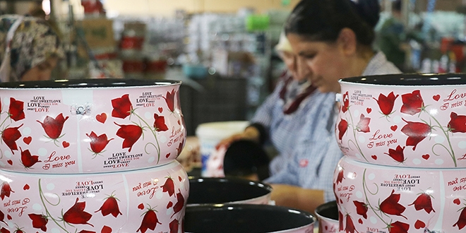 Tencere �retimine kad�n eli de�di