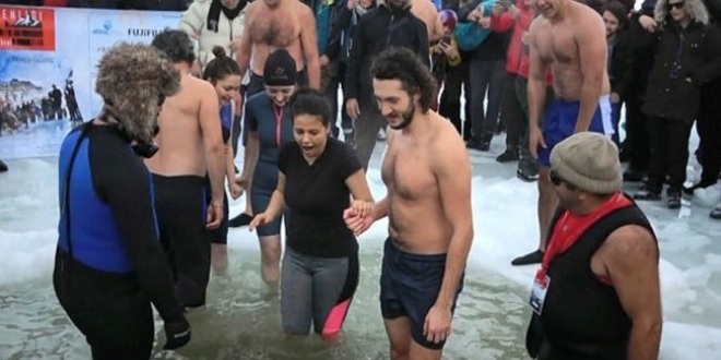 Buz tutan g�l� k�r�p, 'Y�zme �enli�i' d�zenlediler