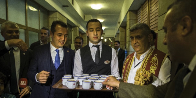 Meclis'te Burdur milletvekillerinden salep ikramı