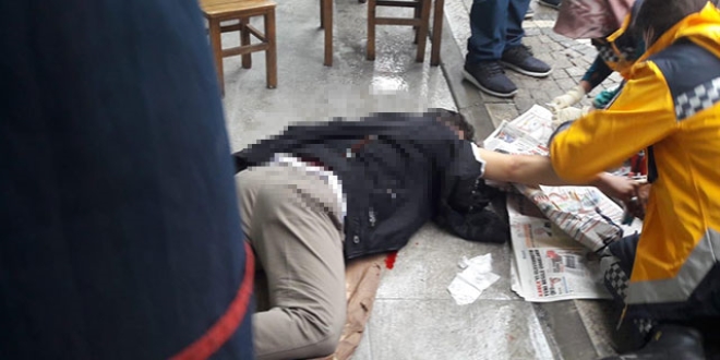 Beline saplanan bıçakla hastaneye kaldırıldı