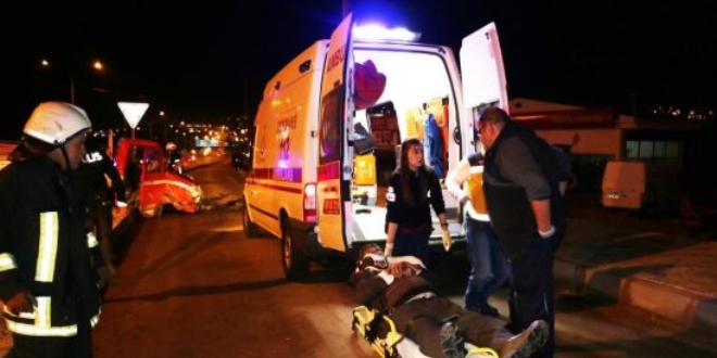 Araçta sıkışan sürücüyü ambulans şoförü kurtardı