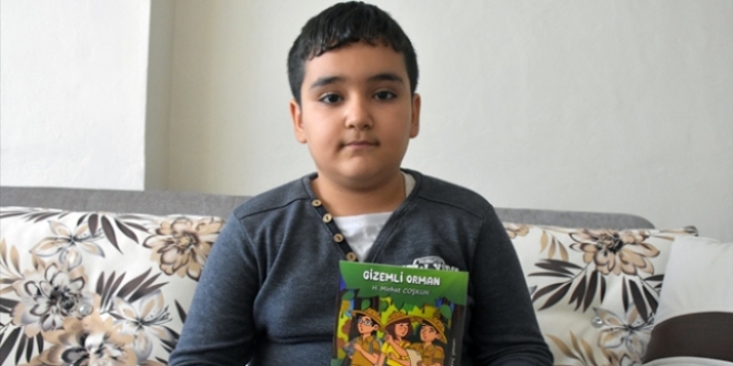 Rüyadan etkilenerek kitap yazan 9 yaşındaki çocuk 4. kitabını tamamladı