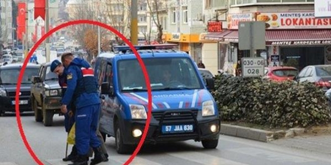 Askeri araç aniden durdu! Komutan yanına koştu...