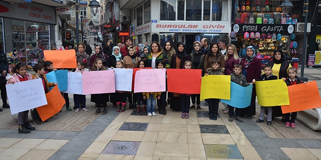 Öğrencilerden 'öğretmenimizi geri istiyoruz' eylemi