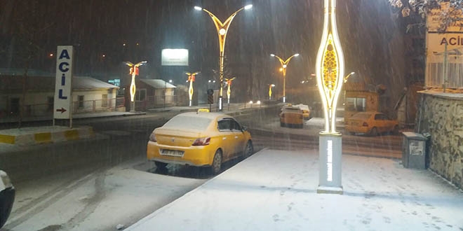 Hakkari'de kar etkili oluyor