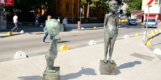 Avanak Avni'nin heykelini çaldılar