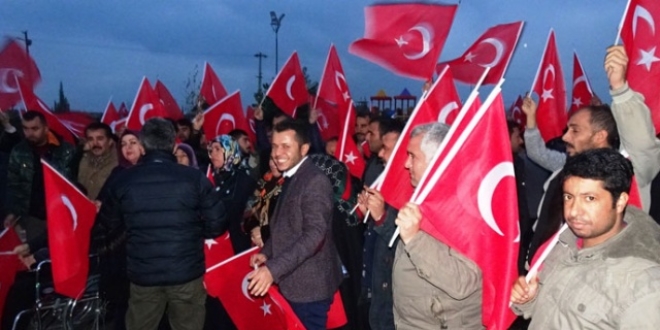 Sınırın sıfır noktasında Mehmetçiğe Türk bayraklı destek