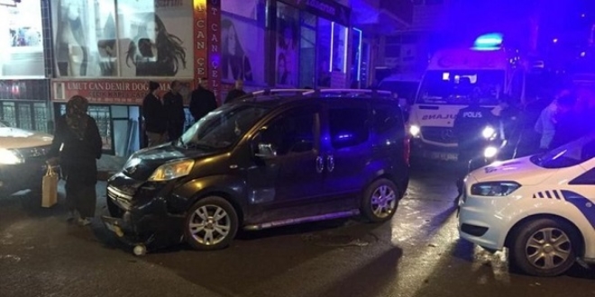 Motosikletli kapkaççılar uzaklaşamadan kaza yaptı