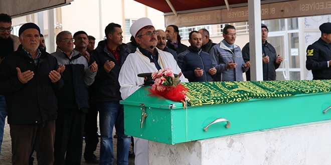 Eşini ve kızını öldüren emekli astsubay toprağa verildi