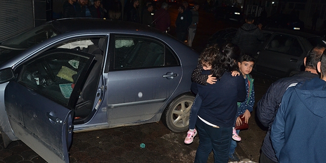 Kaza sonrası küçük çocuk annesinin kucağında ağladı