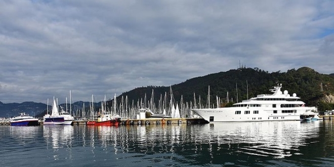 Mega yat 'Lady E' Marmaris Limanı'na bağlandı