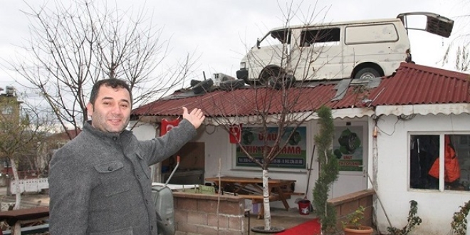Hurdaya vermek istemediği minibüsünü ofisin çatısına koydu
