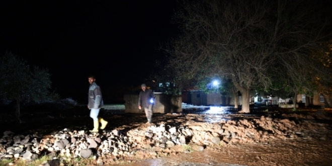 Kilis'te sağanak taşkına neden oldu