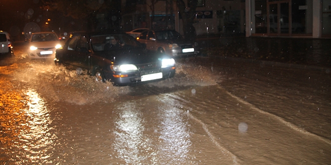 Ad�yaman'da cadde ve sokaklar g�le d�nd�