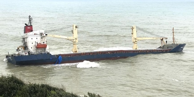 �ile'de karaya oturan kuru y�k gemisi halen kurtar�lmay� bekliyor