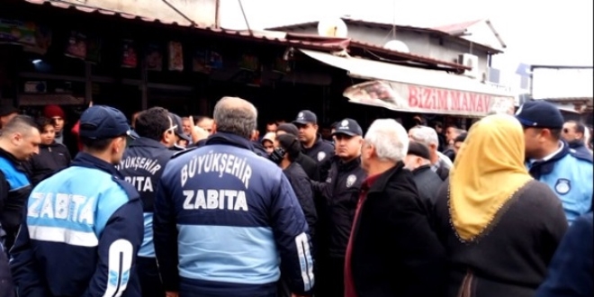 Zabıta ile esnaf arasında tezgah gerginliği