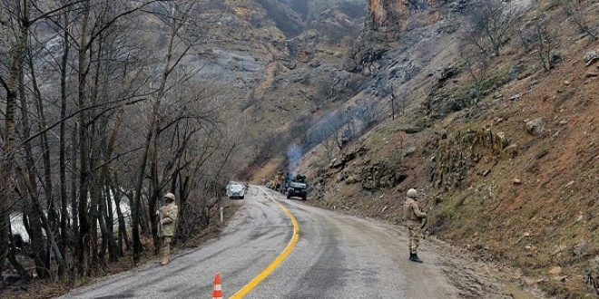 Tunceli'de mağarada sıkıştırılan teröristlere 'teslim ol' çağrısı