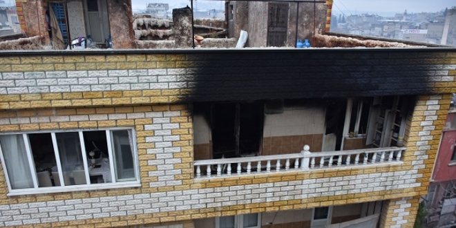 Babasıyla yaşadığı evi yaktı