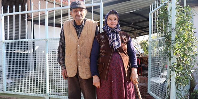 Kore gazisinin para ve altınlarını dolandırdılar