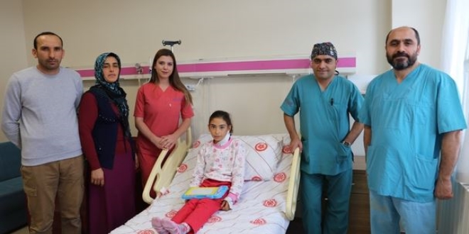 Şah damarı şişen çocuk ameliyatla sağlığına kavuştu