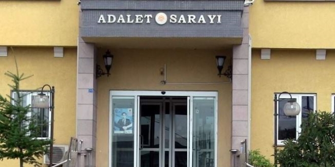 Polisin belinden silahını alıp rastgele ateş etti
