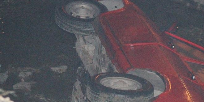 Yoğun sis nedeniyle otomobil dereye uçtu