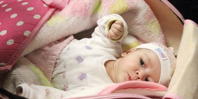 2 ayl�k bebe�i soka�a att�lar