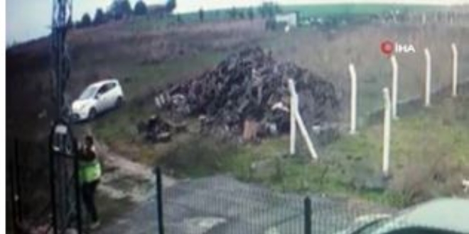 Elektrik direğine tırmanıp kablo çalmaya çalışan hırsızlar kamerada