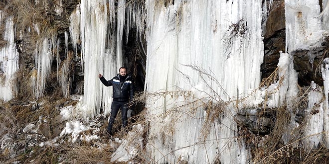 Ardahan Şelalesi dondu, buz sarkıtları oluştu