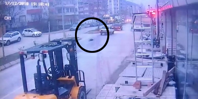 Otomobile bağlanan köpek yolda sürüklendi