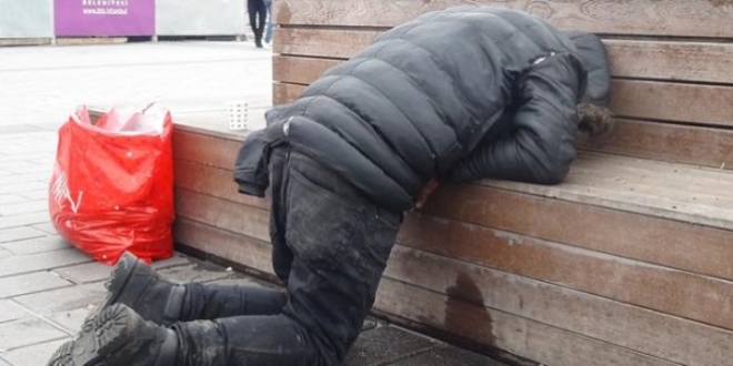 Evsiz vatandaşa zabıtadan yardım eli