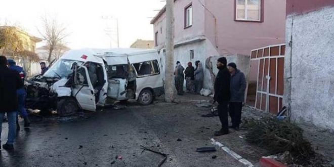 İşçileri taşıyan minibüs kaza yaptı: Ölü ve yaralılar var