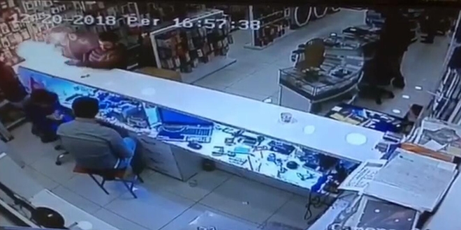 Cep telefonu bataryası bomba gibi patladı