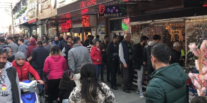 Milli Piyango bileti i�in uzun kuyruklar olu�tu