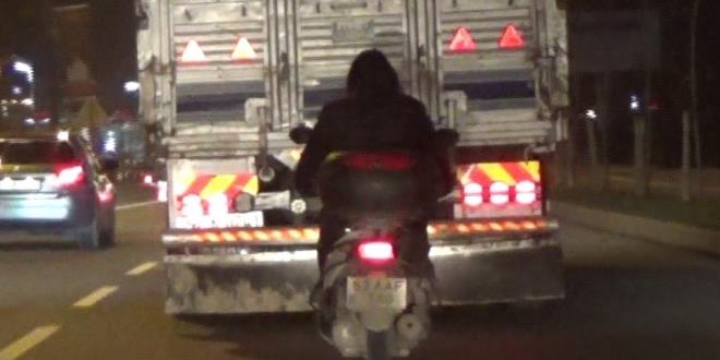 Odun y�kl� kamyonun arkas�nda �l�me meydan okudu