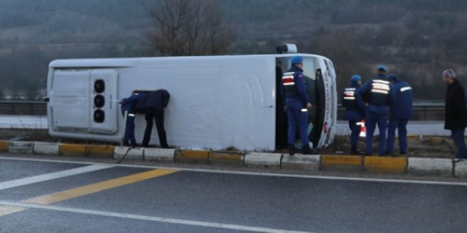 Bolu'da midibüs devrildi: 10 yaralı
