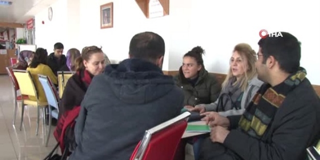 Emekli öğretmen, gazetecilik hayali için sıralara geri döndü