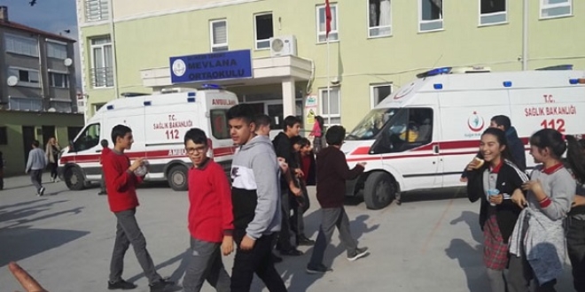 Edremit'te okulda badem �ekeri yiyen 40 ��renci hastanelik oldu