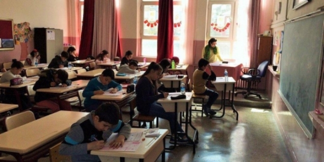 Üniversite öğrencileri köy okuluna mutluluk götürdü